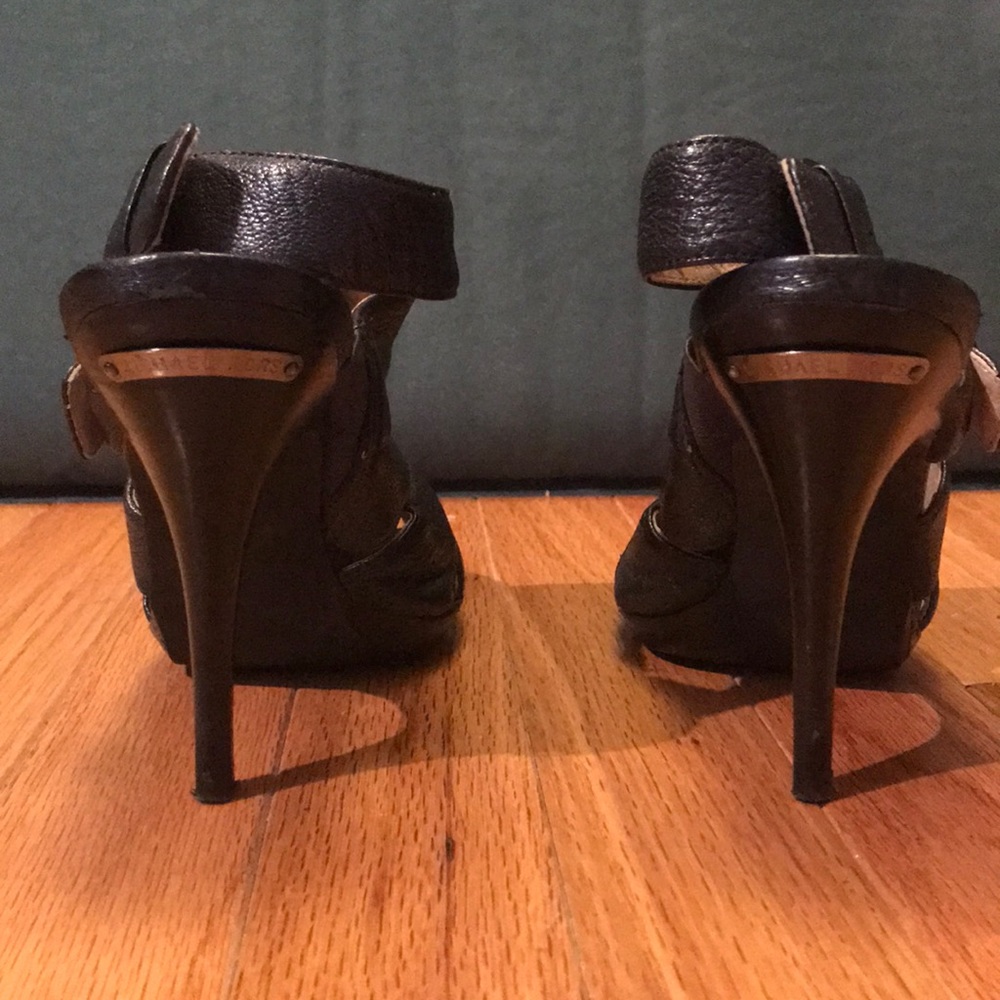 Michael Kors Pump- size 7 dark grey buckle 4.5 in - Picture 2 of 8
